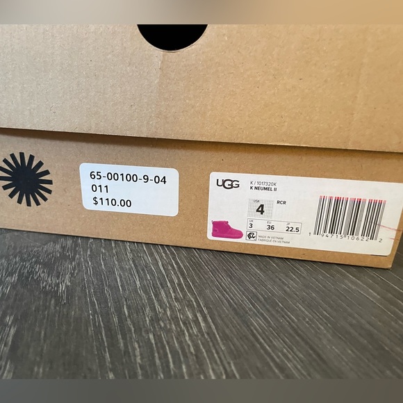 Ugg - Picture 3 of 5